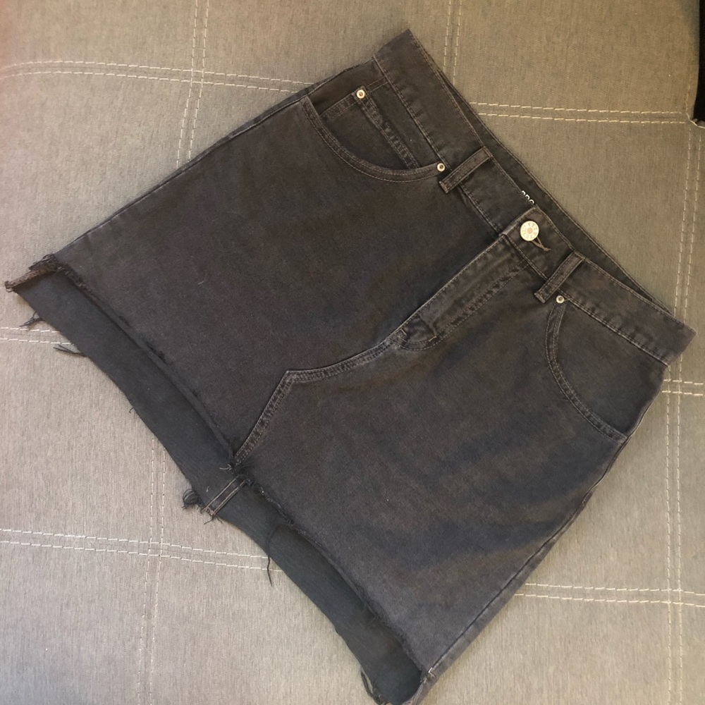 BDG BLACK JEAN SKIRT!